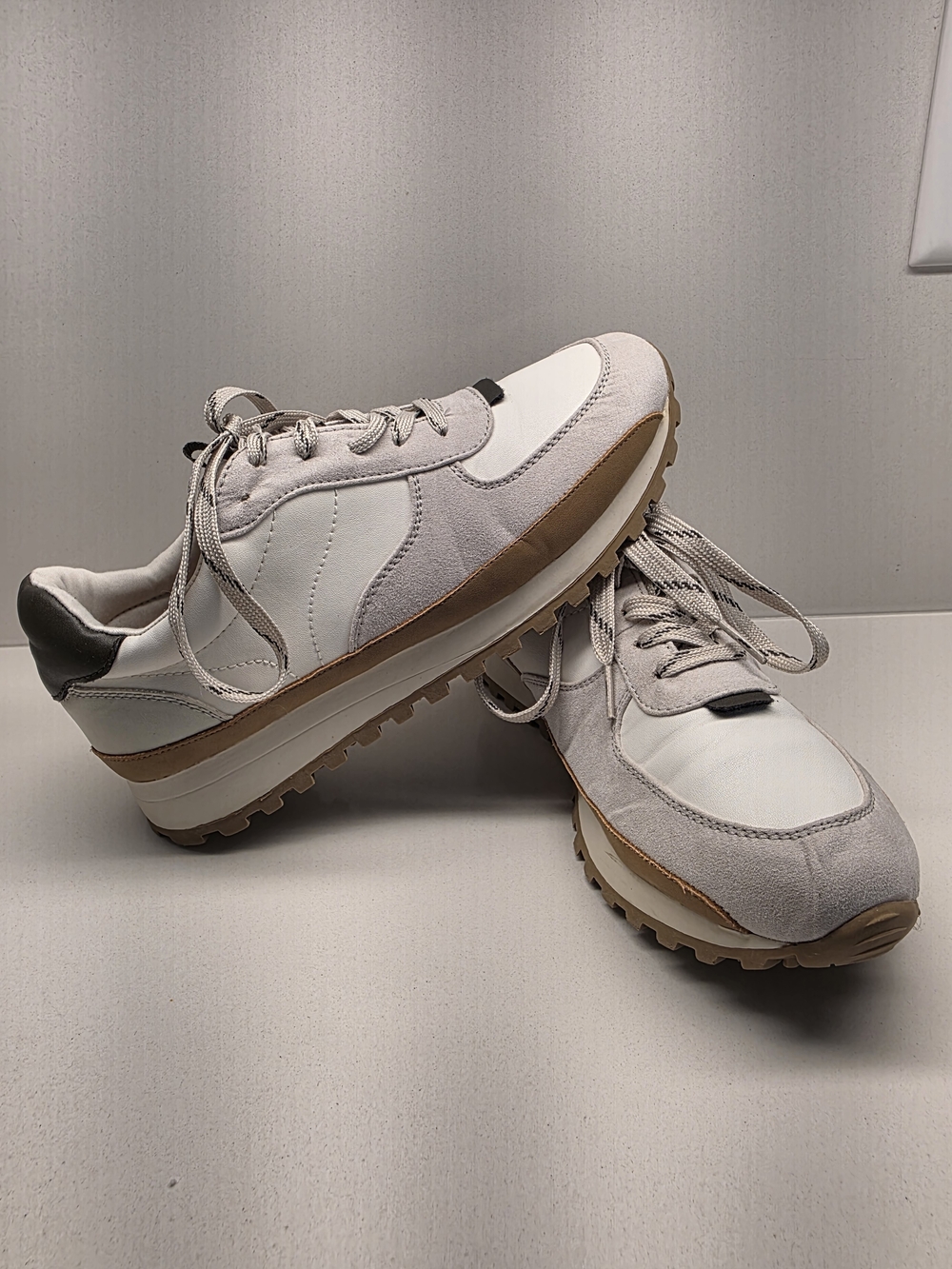 Universal Thread Women's White and Tan Retro Runner Sneakers